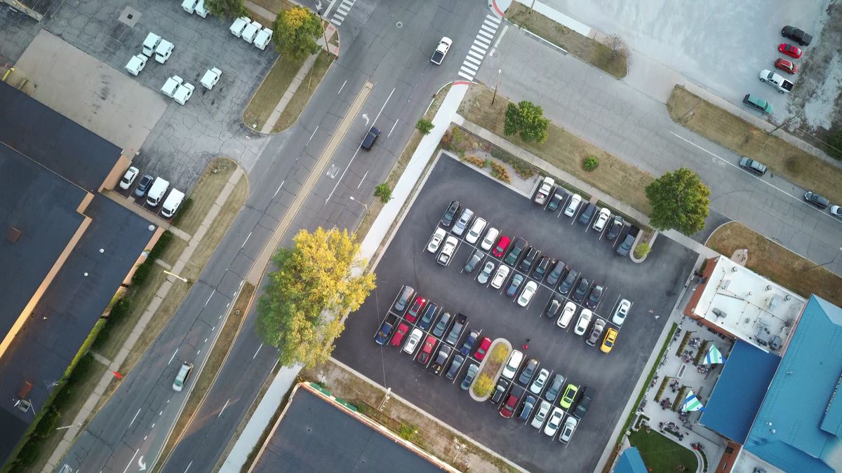 Навчальні автомобілі на парковці автошколи
